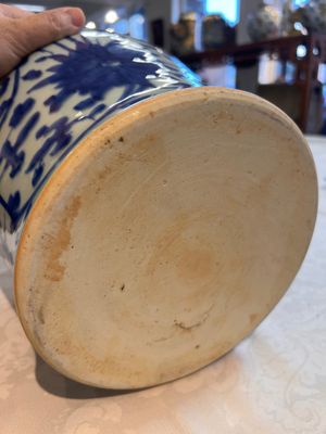 Two Chinese blue and white 'Lotus Scroll' vases and covers, Kangxi — foto 10