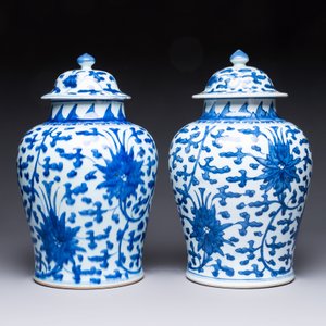 Two Chinese blue and white 'Lotus Scroll' vases and covers, Kangxi — foto 2