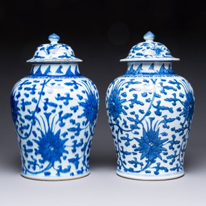 Two Chinese blue and white 'Lotus Scroll' vases and covers, Kangxi — foto 3