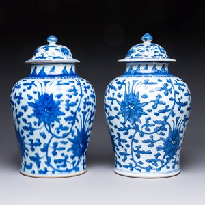 Two Chinese blue and white 'Lotus Scroll' vases and covers, Kangxi — foto 4