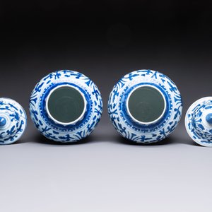Two Chinese blue and white 'Lotus Scroll' vases and covers, Kangxi — foto 5