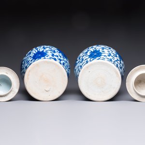 Two Chinese blue and white 'Lotus Scroll' vases and covers, Kangxi — foto 6