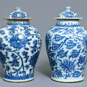 Two Chinese blue and white 'lotus scroll' vases and covers, Kangxi — 照片 1