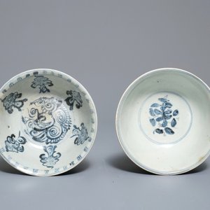 Two Chinese blue and white Ming-bowls and a plate with figures in garden, Kangxi — 照片 4