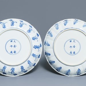Two Chinese blue and white moulded plates with figures, Kangxi mark and of the period — photo 2