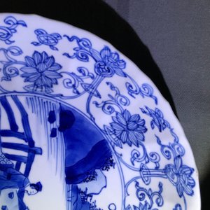 Two Chinese blue and white moulded plates with figures, Kangxi mark and of the period — photo 7