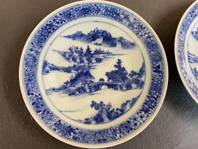 Two Chinese blue and white 'mountainous landscape' dishes, 19th C. — 照片 1