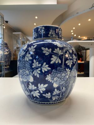 Two Chinese blue and white 'peonies' and 'peonies and antiquities' jars and covers, 19th C. — photo 3