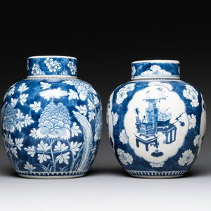 Two Chinese blue and white 'peonies' and 'peonies and antiquities' jars and covers, 19th C. — photo 1