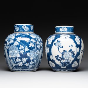 Two Chinese blue and white 'peonies' and 'peonies and antiquities' jars and covers, 19th C. — photo 2