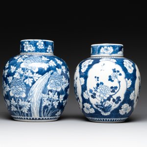 Two Chinese blue and white 'peonies' and 'peonies and antiquities' jars and covers, 19th C. — photo 4