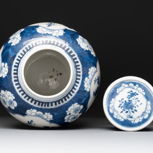 Two Chinese blue and white 'peonies' and 'peonies and antiquities' jars and covers, 19th C. — photo 5