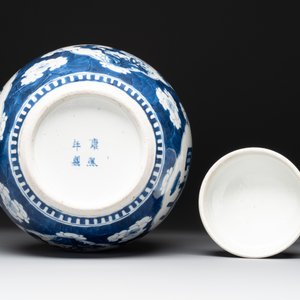 Two Chinese blue and white 'peonies' and 'peonies and antiquities' jars and covers, 19th C. — photo 6