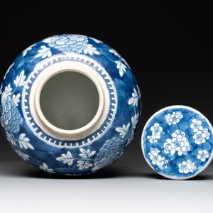 Two Chinese blue and white 'peonies' and 'peonies and antiquities' jars and covers, 19th C. — photo 7