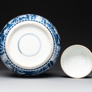 Two Chinese blue and white 'peonies' and 'peonies and antiquities' jars and covers, 19th C. — photo 8