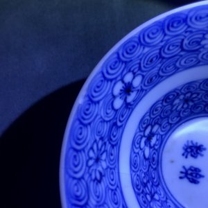 Two Chinese blue and white plates and a bowl, Kangxi and 19th C. — photo 14