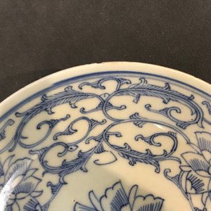 Two Chinese blue and white plates and a bowl, Kangxi and 19th C. — photo 17