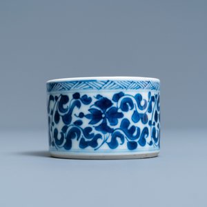 Two Chinese blue and white plates and an inkwell, Kangxi — 照片 4