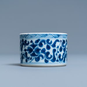 Two Chinese blue and white plates and an inkwell, Kangxi — 照片 5