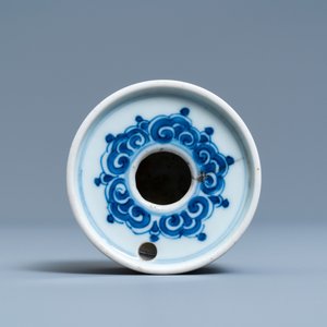 Two Chinese blue and white plates and an inkwell, Kangxi — 照片 8