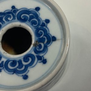 Two Chinese blue and white plates and an inkwell, Kangxi — 照片 10