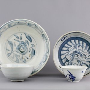 Two Chinese blue and white plates and two bowls, Ming Dynasty — photo 1