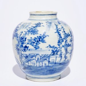 Two Chinese blue and white plates with an eagle and buddhist lions and a landscape jar, 19/20th C. — photo 4