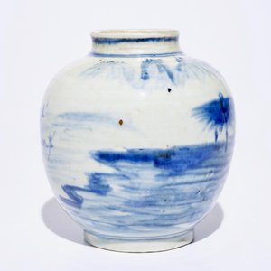 Two Chinese blue and white plates with an eagle and buddhist lions and a landscape jar, 19/20th C. — photo 6