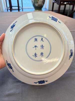 Two Chinese blue and white plates with figural design, Kangxi marks and of the period — photo 3