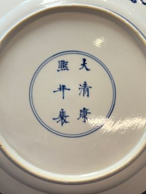 Two Chinese blue and white plates with figural design, Kangxi marks and of the period — photo 4