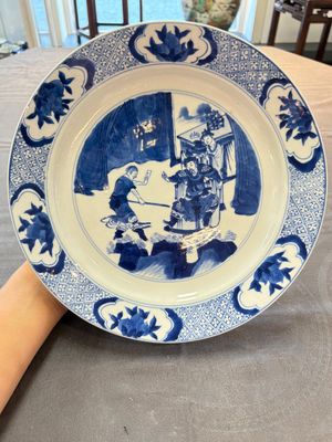 Two Chinese blue and white plates with figural design, Kangxi marks and of the period — photo 5