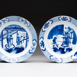 Two Chinese blue and white plates with figural design, Kangxi marks and of the period — photo 1