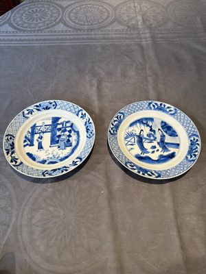 Two Chinese blue and white plates with figural design, Wanli and Kangxi mark, Kangxi — 照片 1