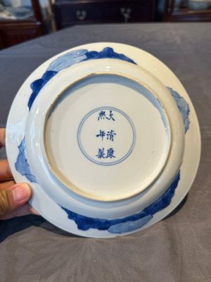 Two Chinese blue and white plates with figural design, Wanli and Kangxi mark, Kangxi — 照片 8