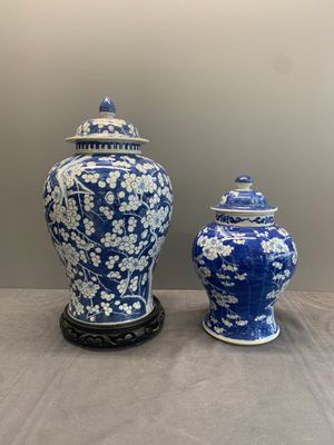 Two Chinese blue and white 'prunus on cracked ice' vases and covers, Kangxi mark, 19th C. — foto 1