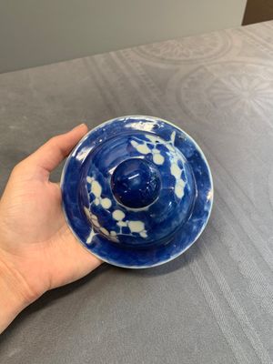 Two Chinese blue and white 'prunus on cracked ice' vases and covers, Kangxi mark, 19th C. — foto 16
