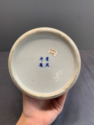 Two Chinese blue and white 'prunus on cracked ice' vases and covers, Kangxi mark, 19th C. — foto 19