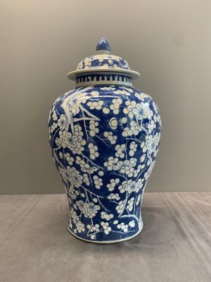 Two Chinese blue and white 'prunus on cracked ice' vases and covers, Kangxi mark, 19th C. — foto 2