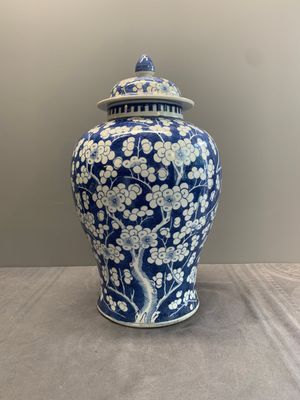 Two Chinese blue and white 'prunus on cracked ice' vases and covers, Kangxi mark, 19th C. — foto 3