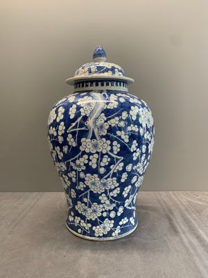 Two Chinese blue and white 'prunus on cracked ice' vases and covers, Kangxi mark, 19th C. — foto 4