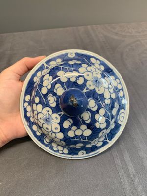 Two Chinese blue and white 'prunus on cracked ice' vases and covers, Kangxi mark, 19th C. — foto 6