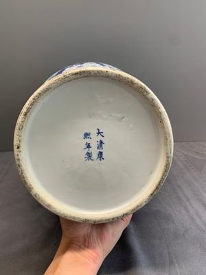 Two Chinese blue and white 'prunus on cracked ice' vases and covers, Kangxi mark, 19th C. — foto 9