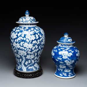 Two Chinese blue and white 'prunus on cracked ice' vases and covers, Kangxi mark, 19th C. — foto 1