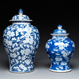 Two Chinese blue and white 'prunus on cracked ice' vases and covers, Kangxi mark, 19th C. — foto 2