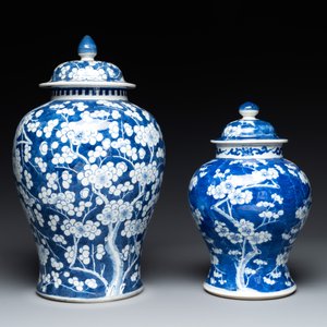 Two Chinese blue and white 'prunus on cracked ice' vases and covers, Kangxi mark, 19th C. — foto 3