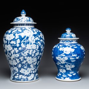 Two Chinese blue and white 'prunus on cracked ice' vases and covers, Kangxi mark, 19th C. — foto 4