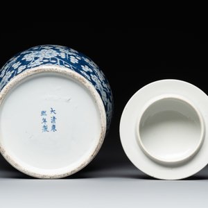 Two Chinese blue and white 'prunus on cracked ice' vases and covers, Kangxi mark, 19th C. — foto 7
