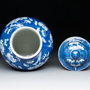 Two Chinese blue and white 'prunus on cracked ice' vases and covers, Kangxi mark, 19th C. — foto 8