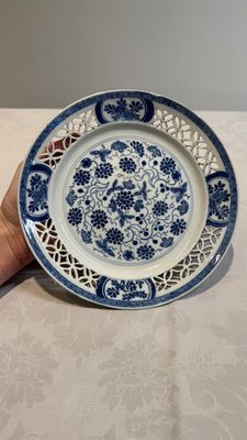 Two Chinese blue and white 'reticulated border' plates, Kangxi — photo 1