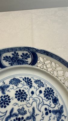 Two Chinese blue and white 'reticulated border' plates, Kangxi — photo 2